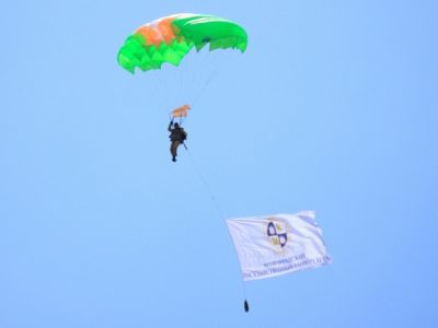 В Волгограде студенты осваивают парашютные прыжки